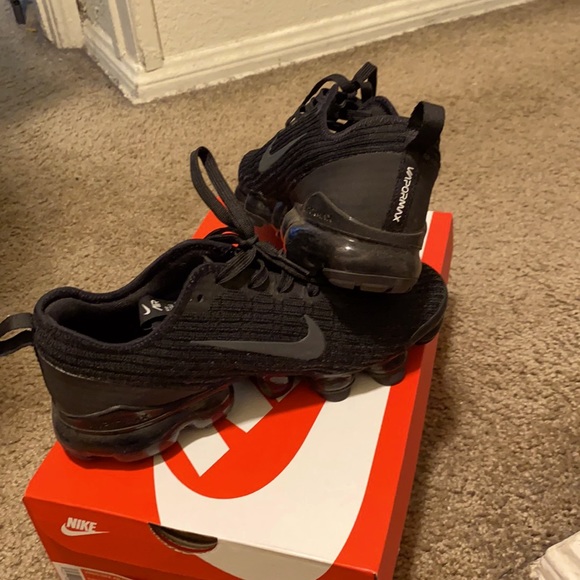 Selling Nike Vapor Max size 7.5. Worn once - Picture 1 of 5